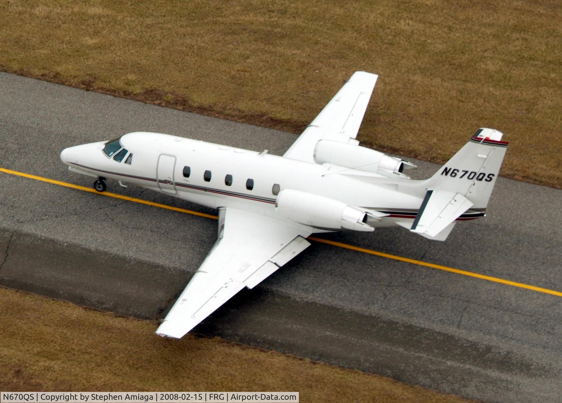 N670QS, 2001 Cessna 560XL Citation Excel C/N 560-5170, Taxiing along 