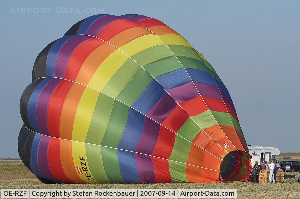 OE-RZF, Cameron Balloons A-105 C/N 1916, Hot air baloon during startup.