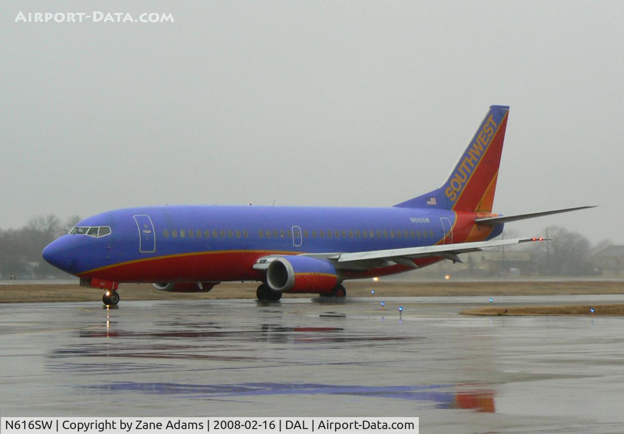 N616SW, 1995 Boeing 737-3H4 C/N 27699, Southwest Airlines - In the rain at Love Field, Dallas, TX