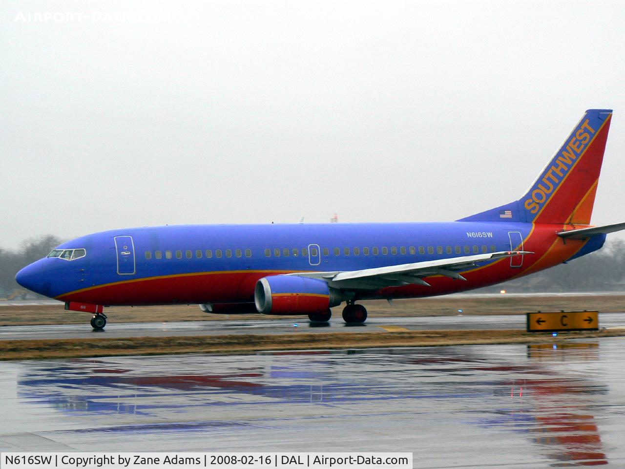 N616SW, 1995 Boeing 737-3H4 C/N 27699, Southwest Airlines - In the rain at Love Field, Dallas, TX