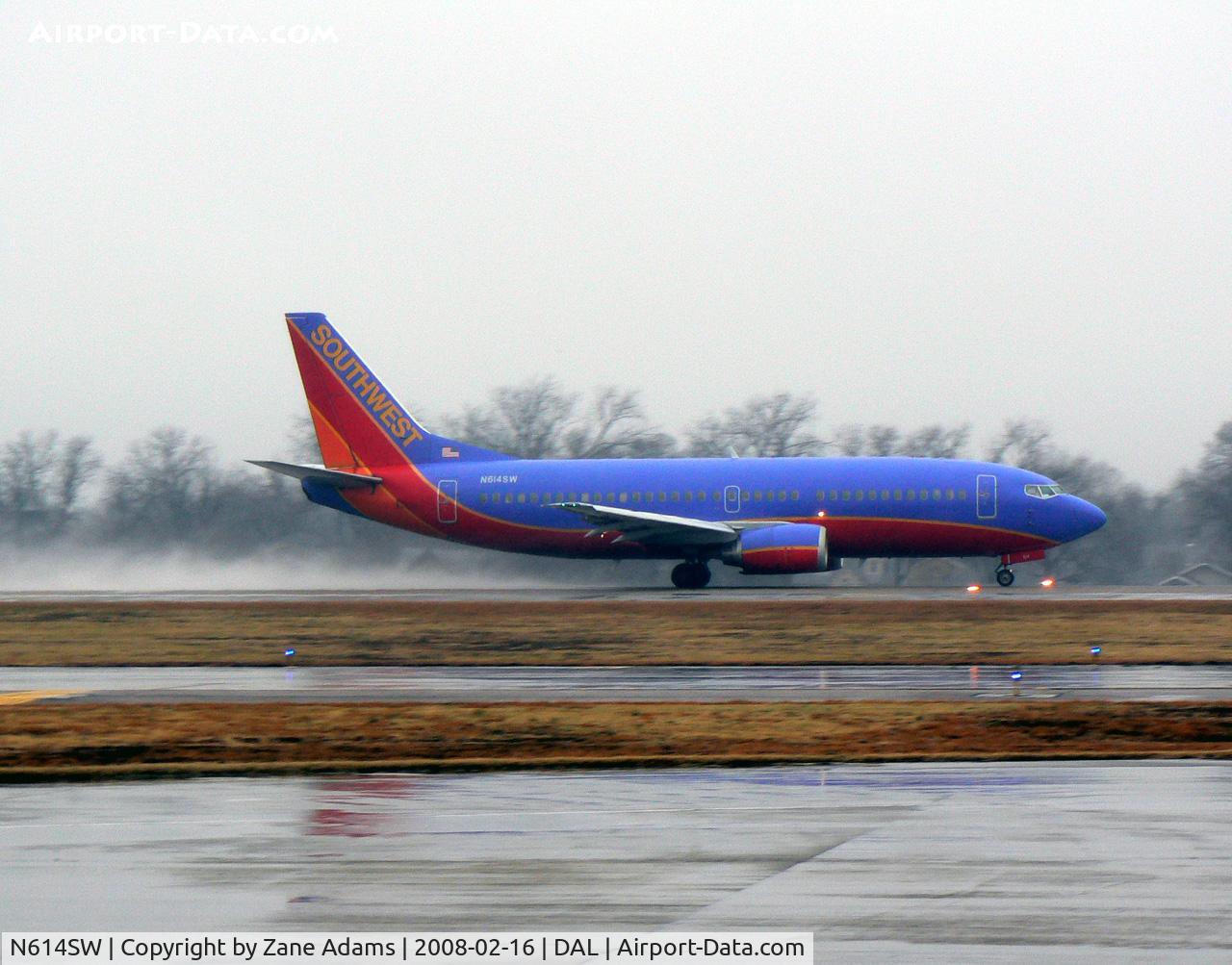 N614SW, 1995 Boeing 737-3H4 C/N 28033, Southwest Airlines - Takeoff in the rain at Love Field, Dallas, TX