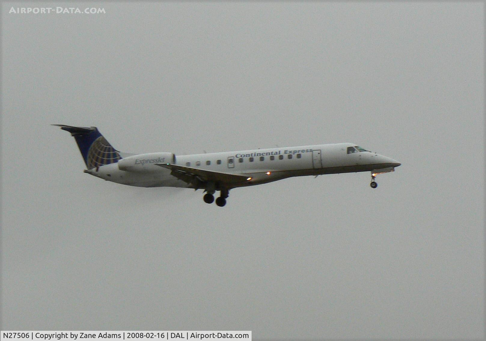 N27506, 1999 Embraer ERJ-135ER (EMB-135ER) C/N 145206, Continental Express landing in the rain at Love Field