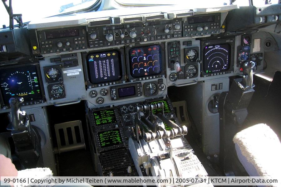 99-0166, 1999 Boeing C-17A Globemaster III C/N 50070/P-66, Cockpit
