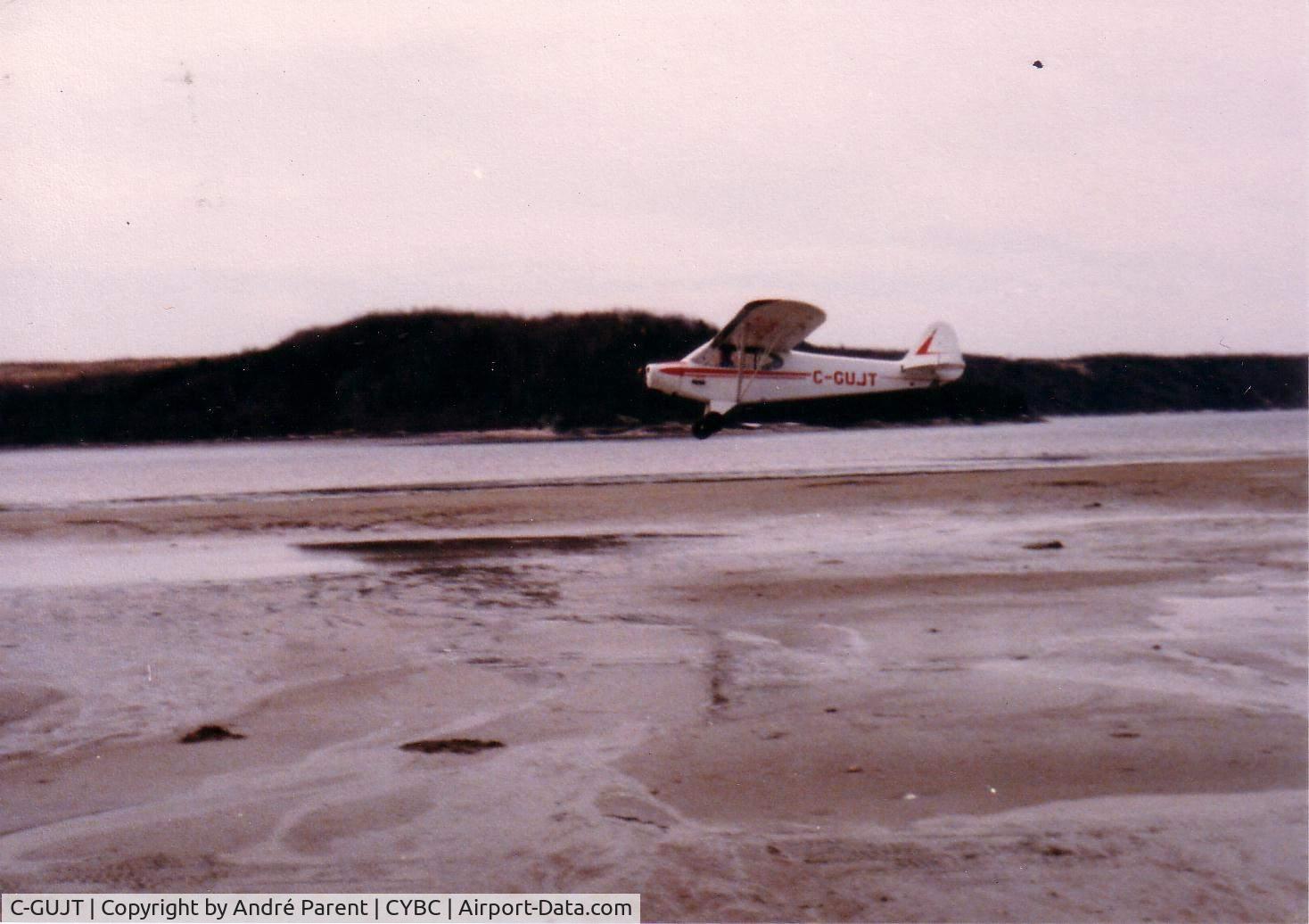 C-GUJT, 1947 Piper PA-11X Cub Special C/N 11-200X, Atterrissage sur la plage (Riv. Manicougan)