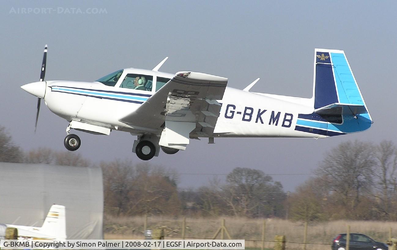 G-BKMB, 1982 Mooney M20J 201 C/N 24-1307, Mooney M20 arriving at Conington