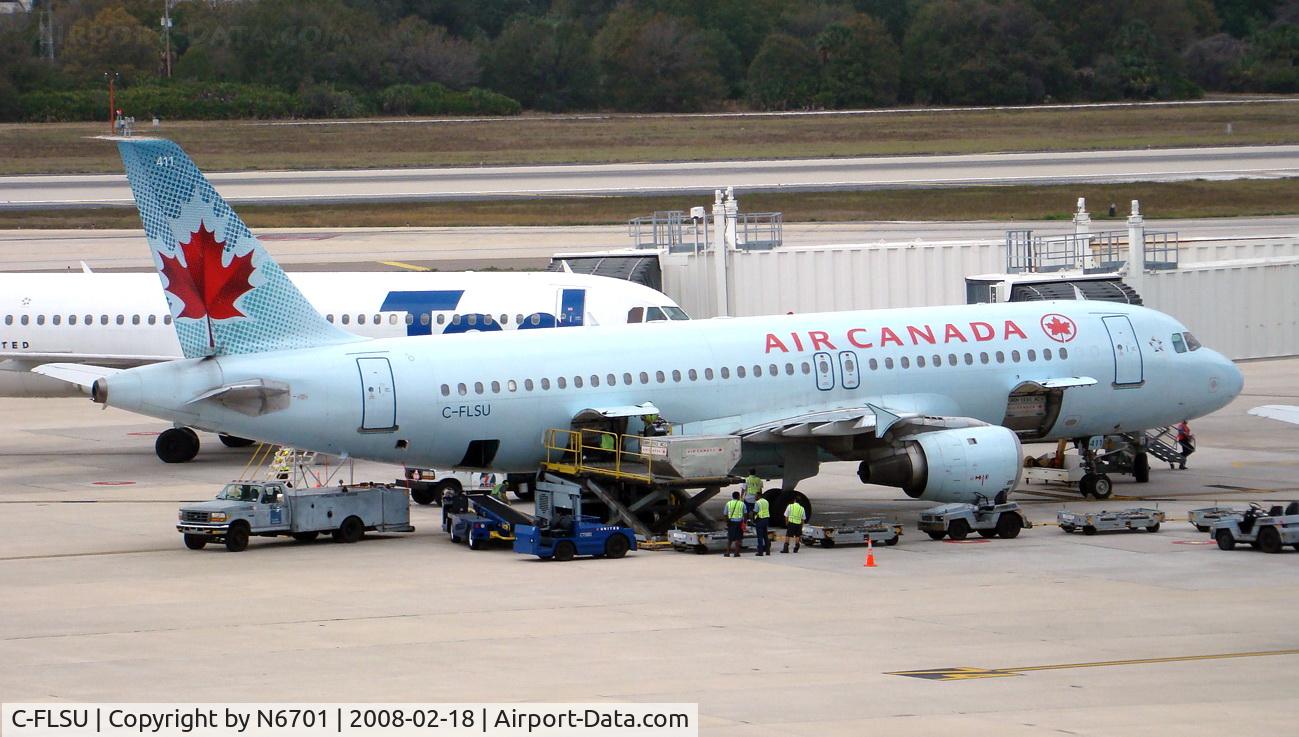 C-FLSU, 1992 Airbus A320-211 C/N 309, Ground personnel preparing the aircraft for its return to Toronto