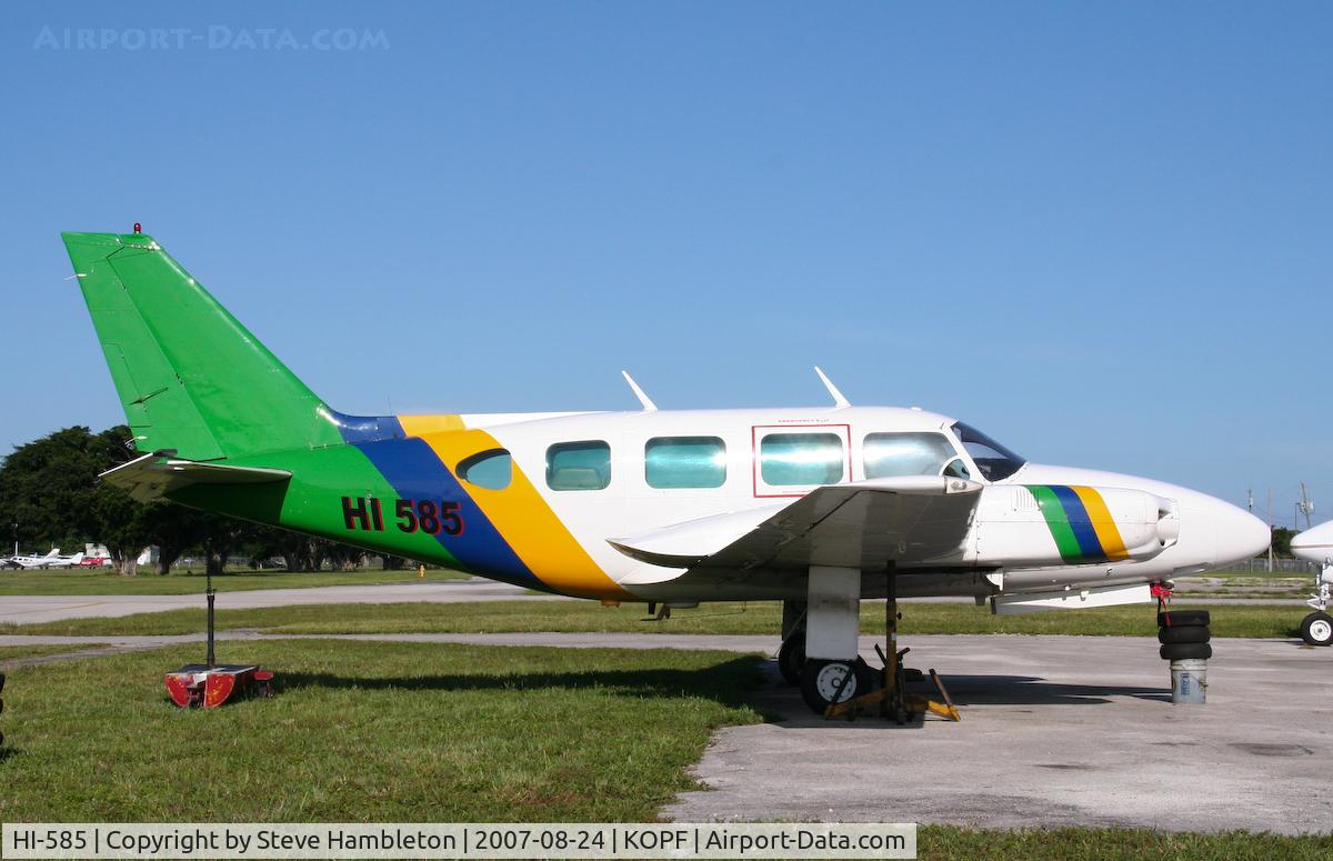 HI-585, 1970 Piper PA-31 C/N 31-850, Awaiting front undercarriage and propellors