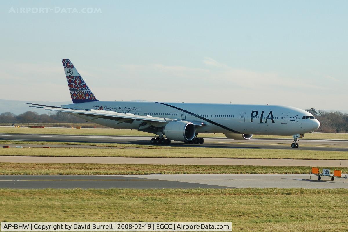AP-BHW, 2007 Boeing 777-340/ER C/N 33779, PIA - Landing