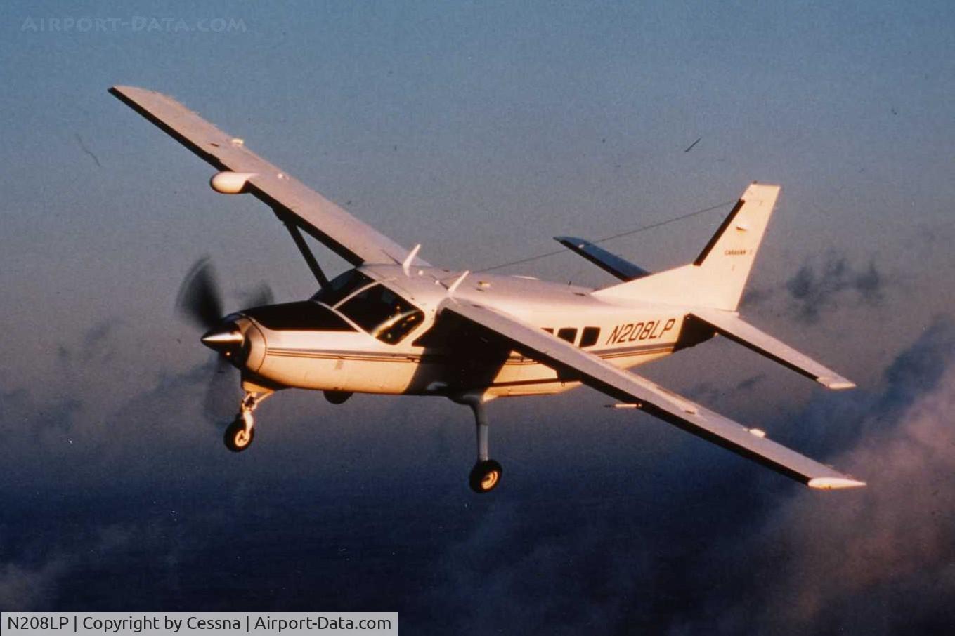 N208LP, 1999 Cessna 208 C/N 699, This is an older C208, the slide having been provided to me (Glenn Chatfield) by Cessna in the mid-1980s for my aircraft recognition course.