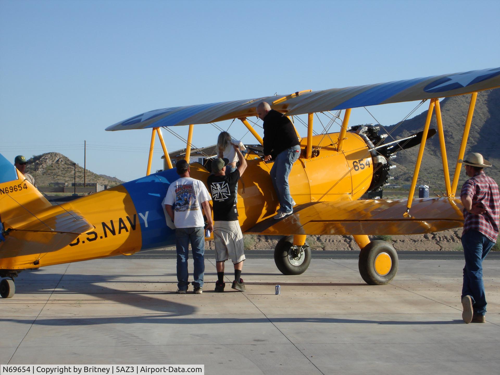 N69654, 1943 Boeing A75N1(PT17) C/N 75-7408, everyone loves a Stearman