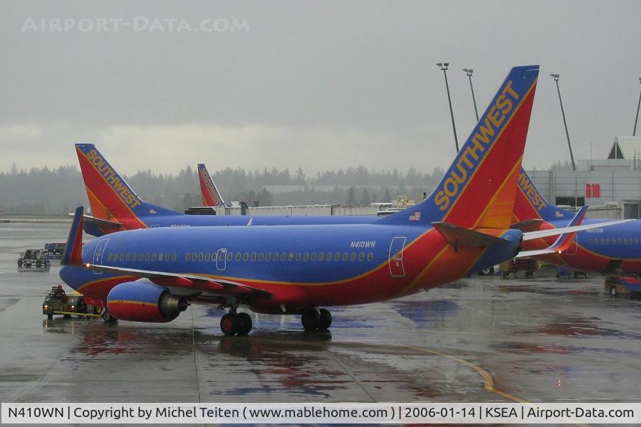 N410WN, 2001 Boeing 737-7H4 C/N 27897, Southwest Airlines 737 on another typical rainy day