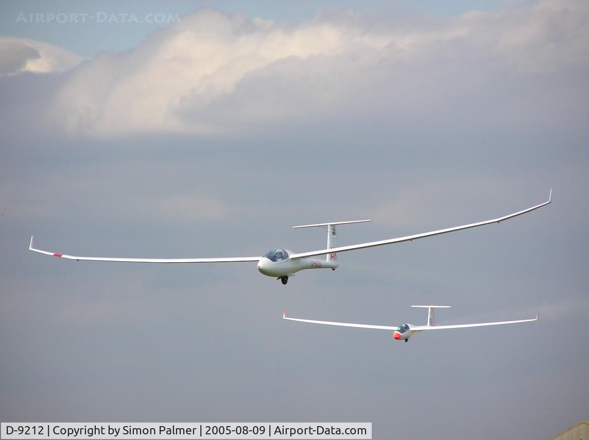 D-9212, Schempp-Hirth Discus 2a C/N 4, Glider landing at Husbands Bosworth