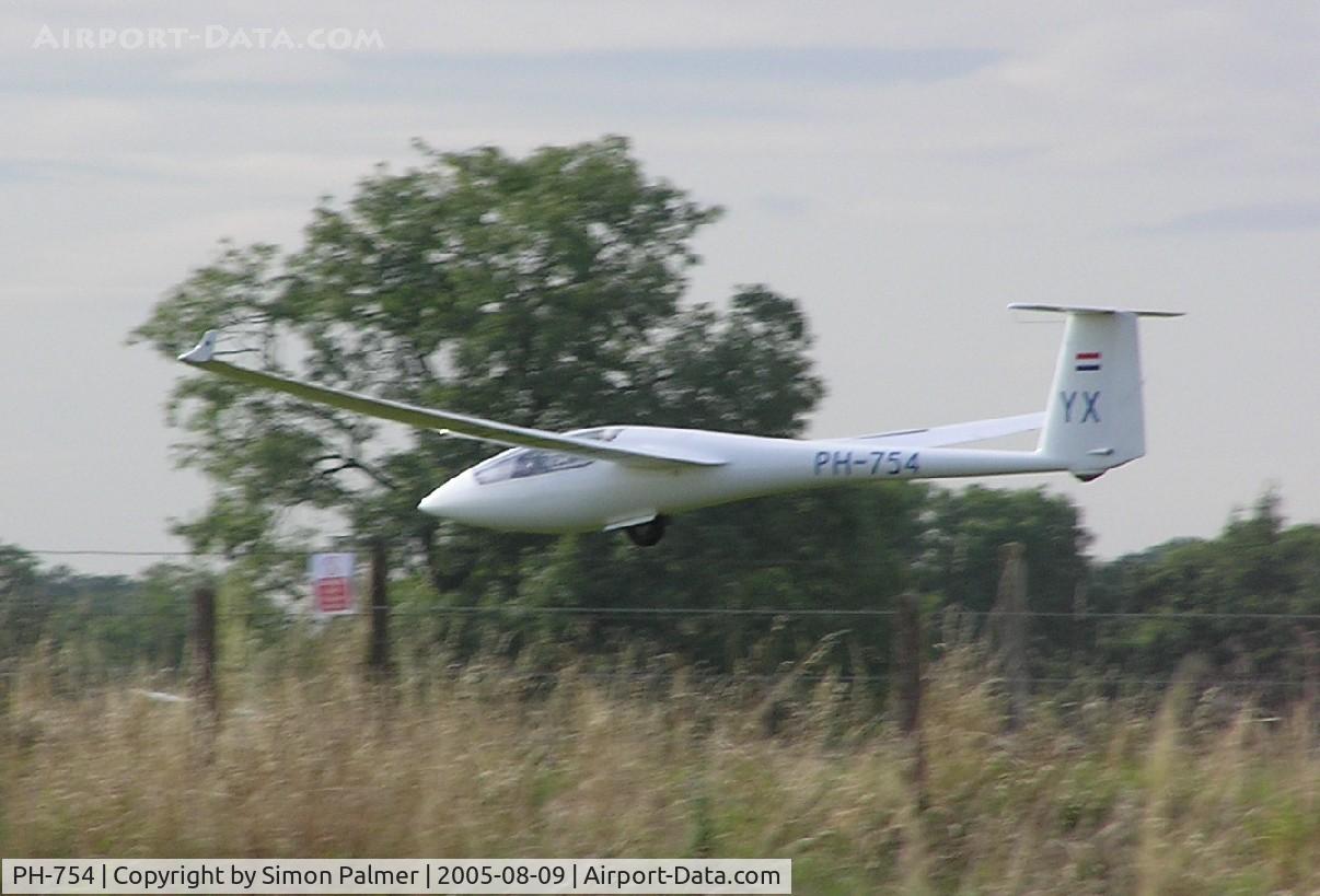 PH-754, Schleicher ASW-19B C/N 19118, Schleicer ASW-19 skimming the fence at Husbands Bosworth