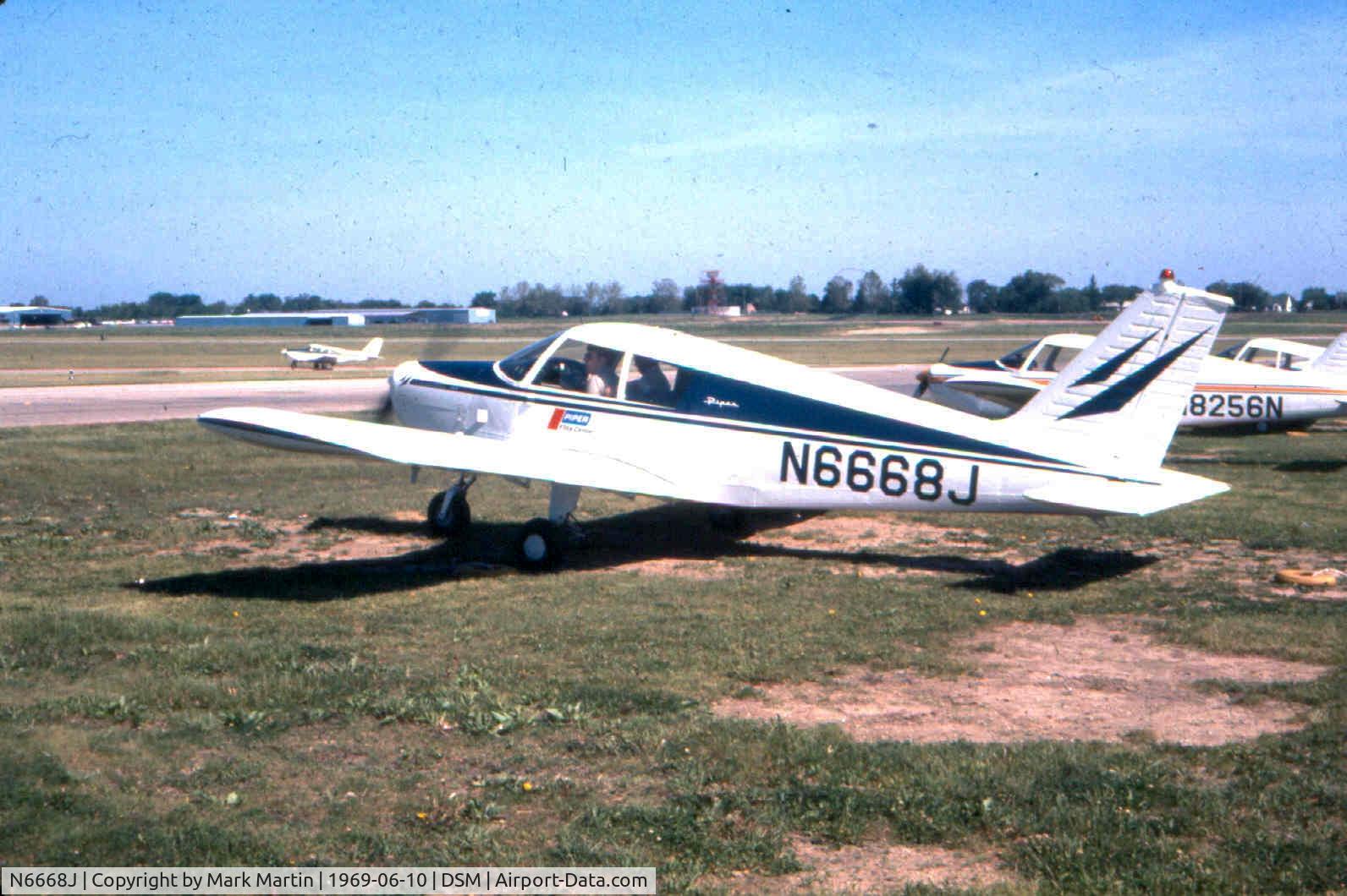 N6668J, 1968 Piper PA-28-140 C/N 28-24354, Departing Des Moines Flying Service tie downs