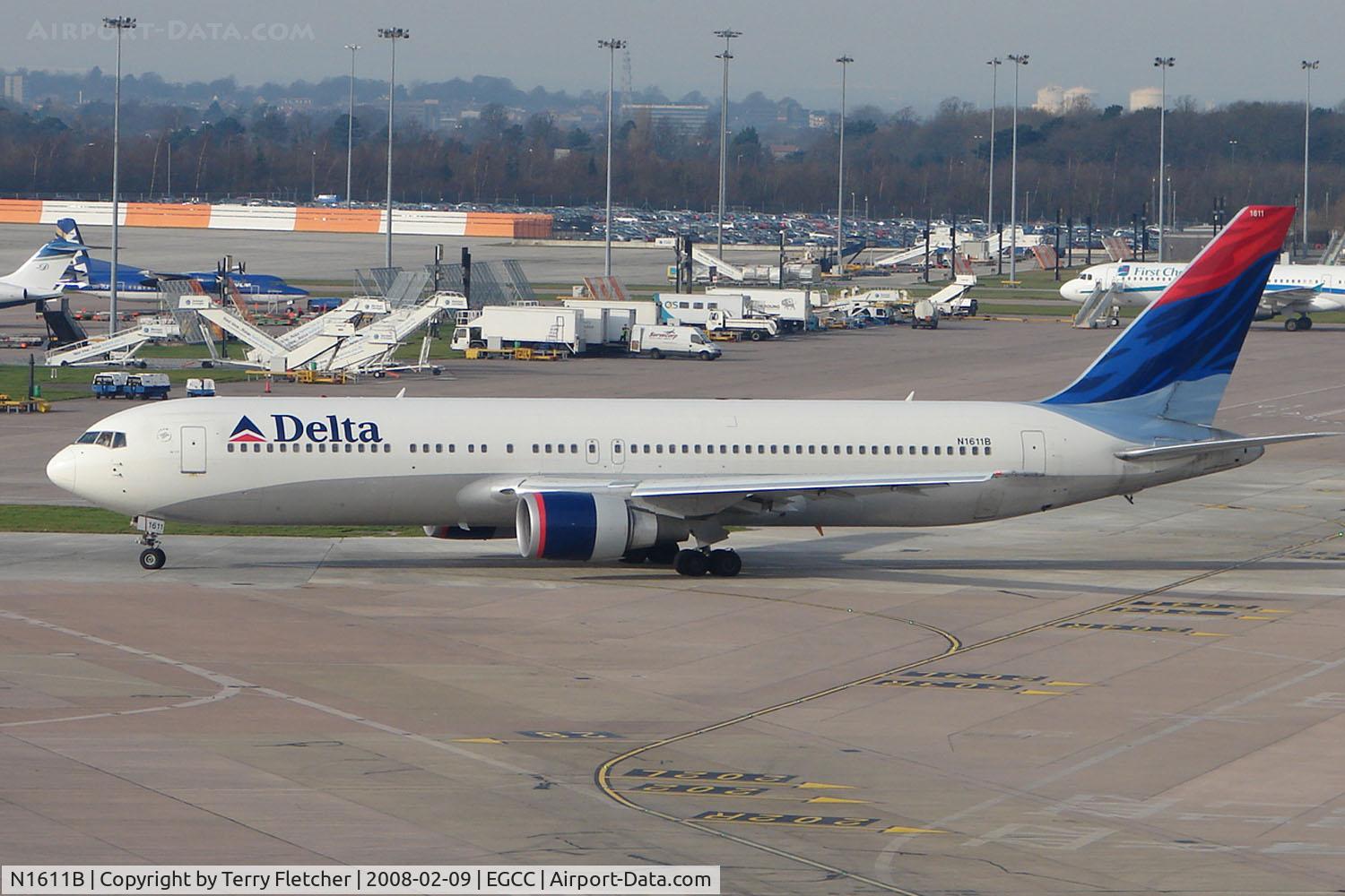 N1611B, 2000 Boeing 767-332/ERF C/N 30595, Delta B767 departs Manchester in Feb 2008