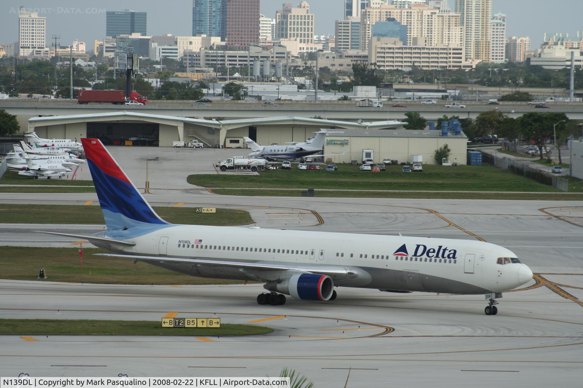 N139DL, 1992 Boeing 767-332 C/N 25984, Boeing 767-300