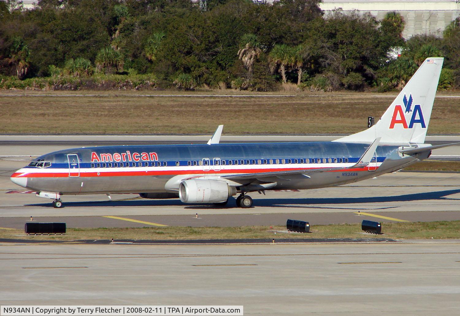 N934AN, 2000 Boeing 737-823 C/N 29531, American B737-800 Series taxies in at Tampa on a fine morning