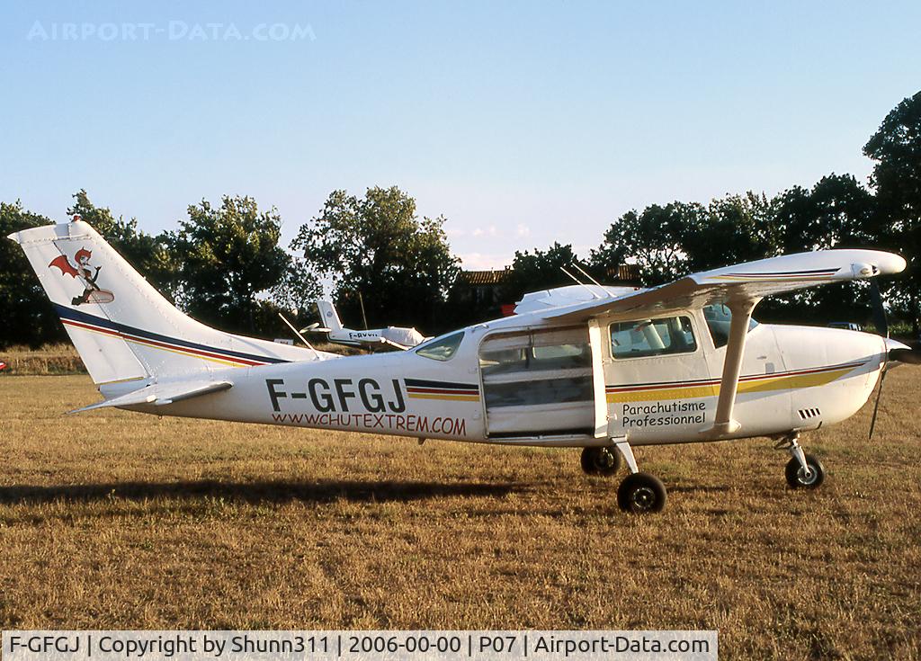 F-GFGJ, 1977 Cessna U-206G C/N U206-04302, Parked in this small grass airfield