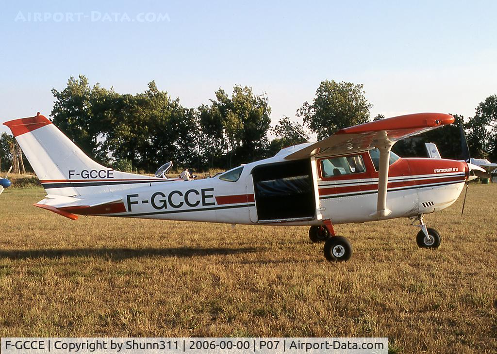 F-GCCE, Cessna U206G Stationair C/N U20604818, Parked in this grass airfield...