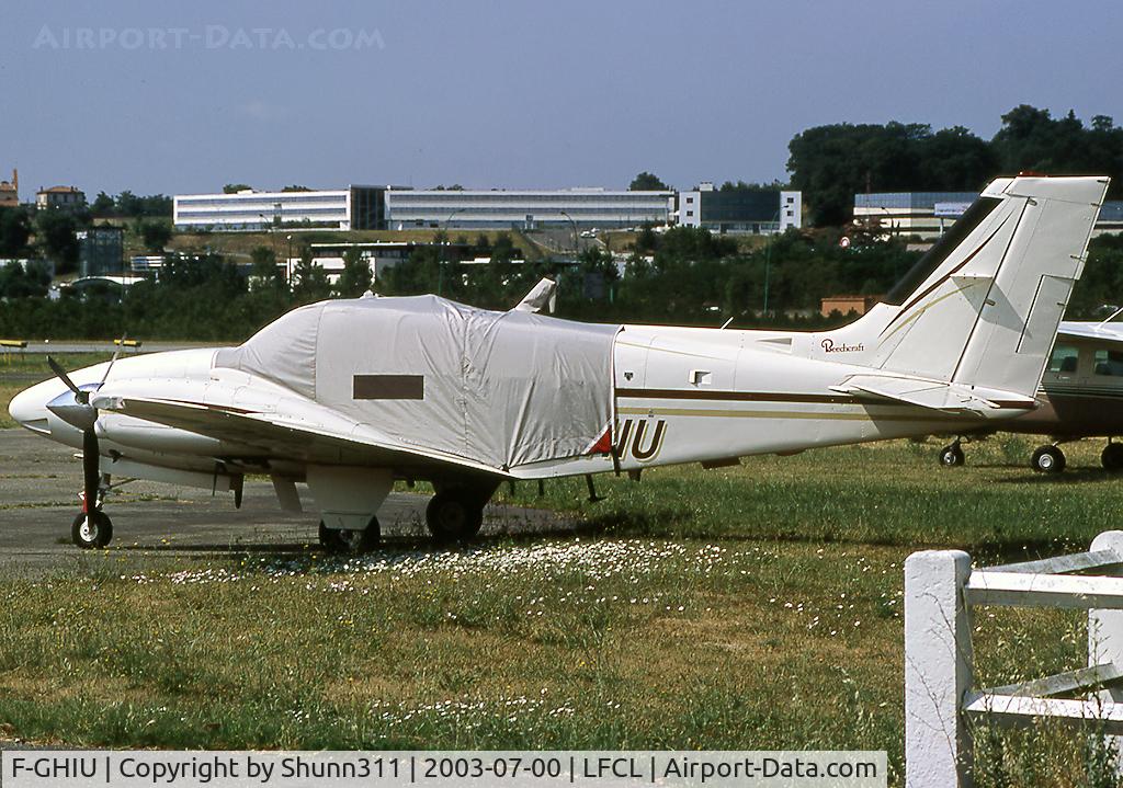 F-GHIU, Beech 58 Baron C/N TH-986, Parked and waiting a new light flight...