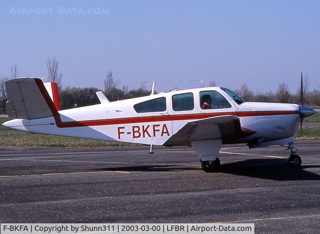 F-BKFA, 1964 Beech S35 Bonanza Bonanza C/N D-7432, Arriving from a light flight...