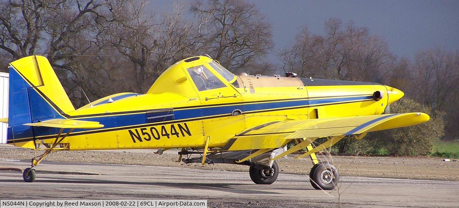 N5044N, 1997 Air Tractor Inc AT-502B C/N 502B-0452, Air Tractor departing Medlock 69CL