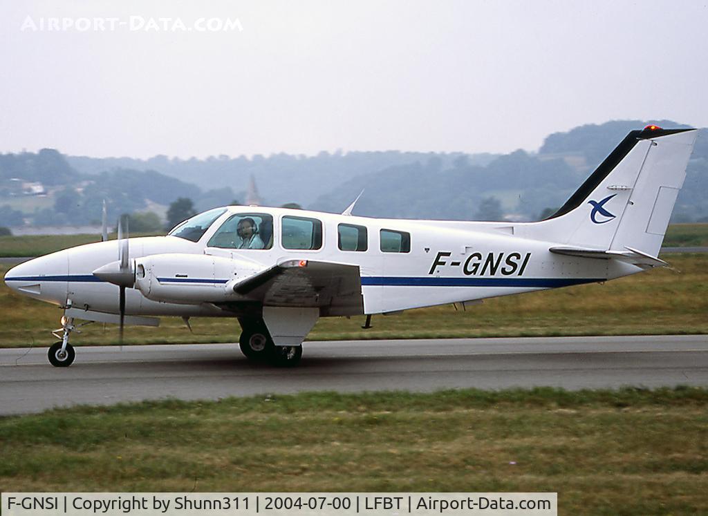 F-GNSI, Beech 58 Baron C/N TH-1510, Rolling holding point rwy 02 for departure