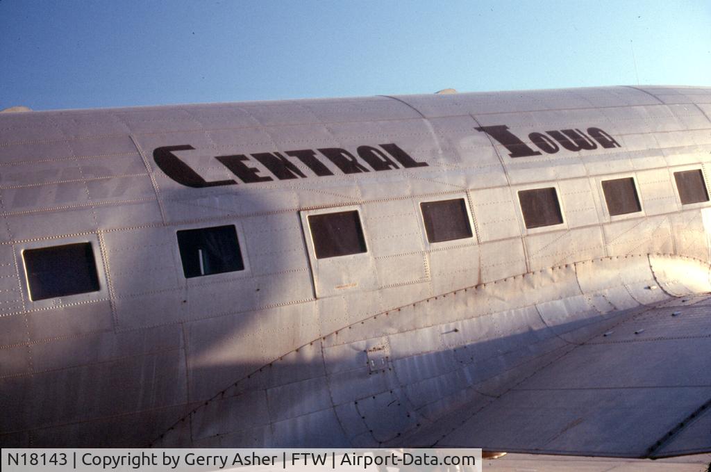 N18143, 1939 Douglas DC-3A C/N 2139, Look closely and you can make out the 