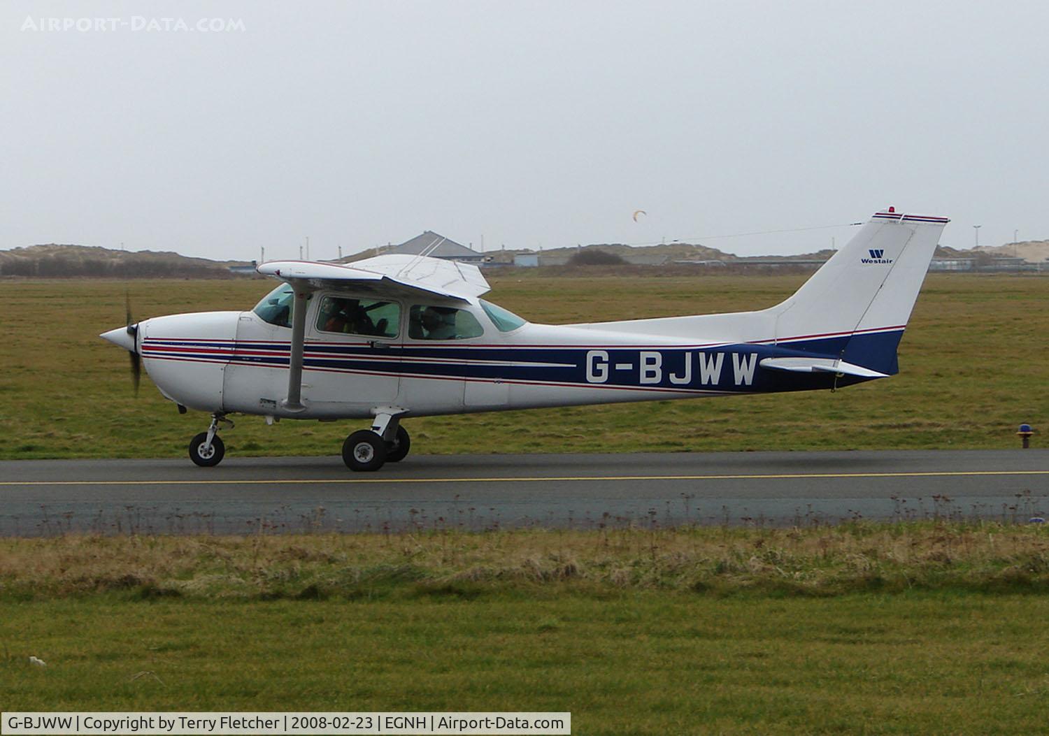 G-BJWW, 1982 Reims F172P Skyhawk C/N F17202148, Cessna F172P taxies out at Blackpool in Feb 2008