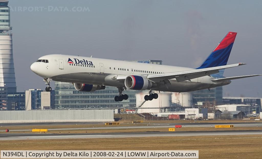 N394DL, 1995 Boeing 767-324/ER C/N 27394, Delta Boeing 767 on finale for rwy 16