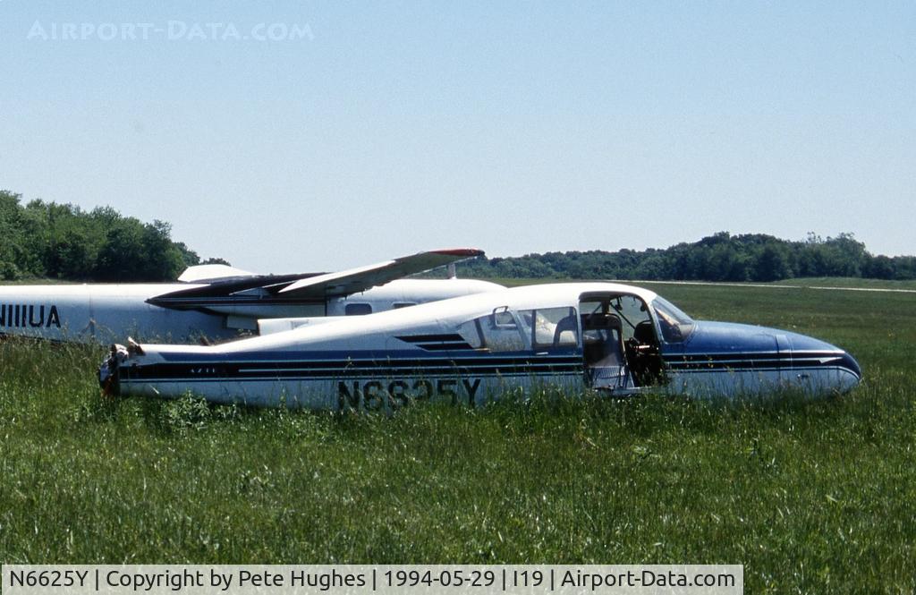 N6625Y, 1968 Piper PA-23-250 C/N 27-3932, N6625Y Aztec out to grass at Greene County OH in 1994