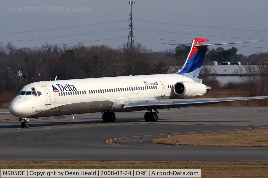 N905DE, 1992 McDonnell Douglas MD-88 C/N 53410, Delta Airlines N905DE (FLT DAL1045) from Hartsfield-Jackson Atlanta Int'l (KATL) exitting RWY 5 at Taxiway Echo after landing.