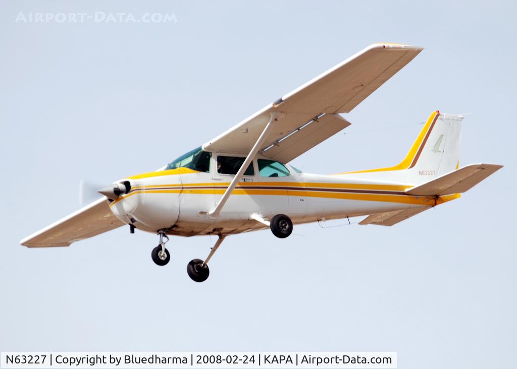 N63227, 1981 Cessna 172P C/N 17275408, Approach to 17L.
