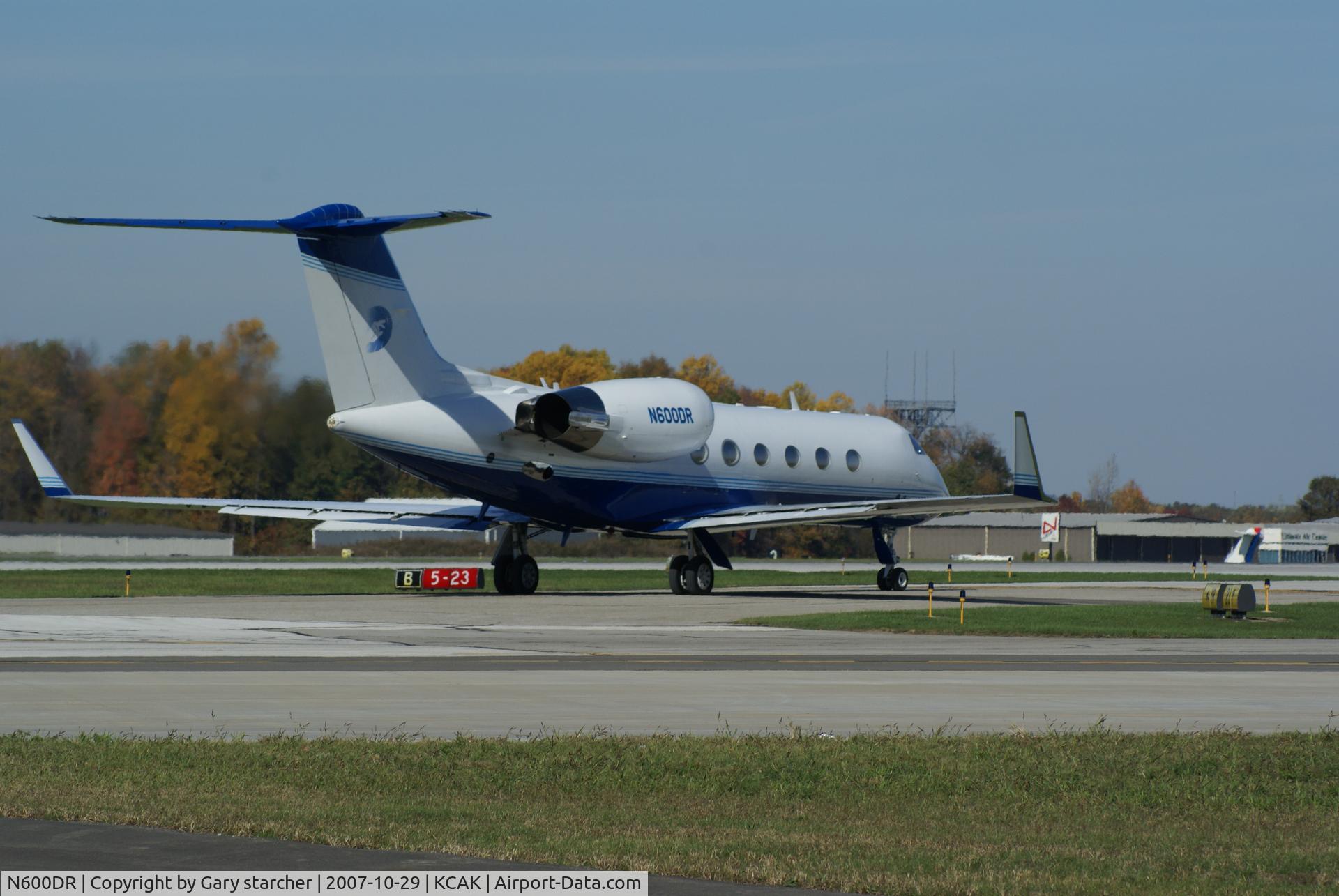 N600DR, 1998 Gulfstream Aerospace G-IV C/N 1356, getting ready to takeoff