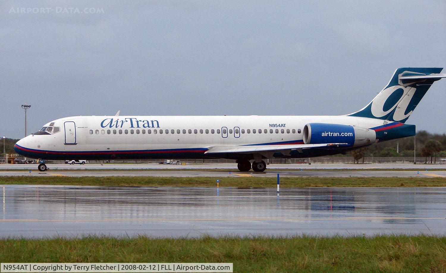 N954AT, 2000 Boeing 717-2BD C/N 55016, Air Tran awaits departure from a very wet FLL