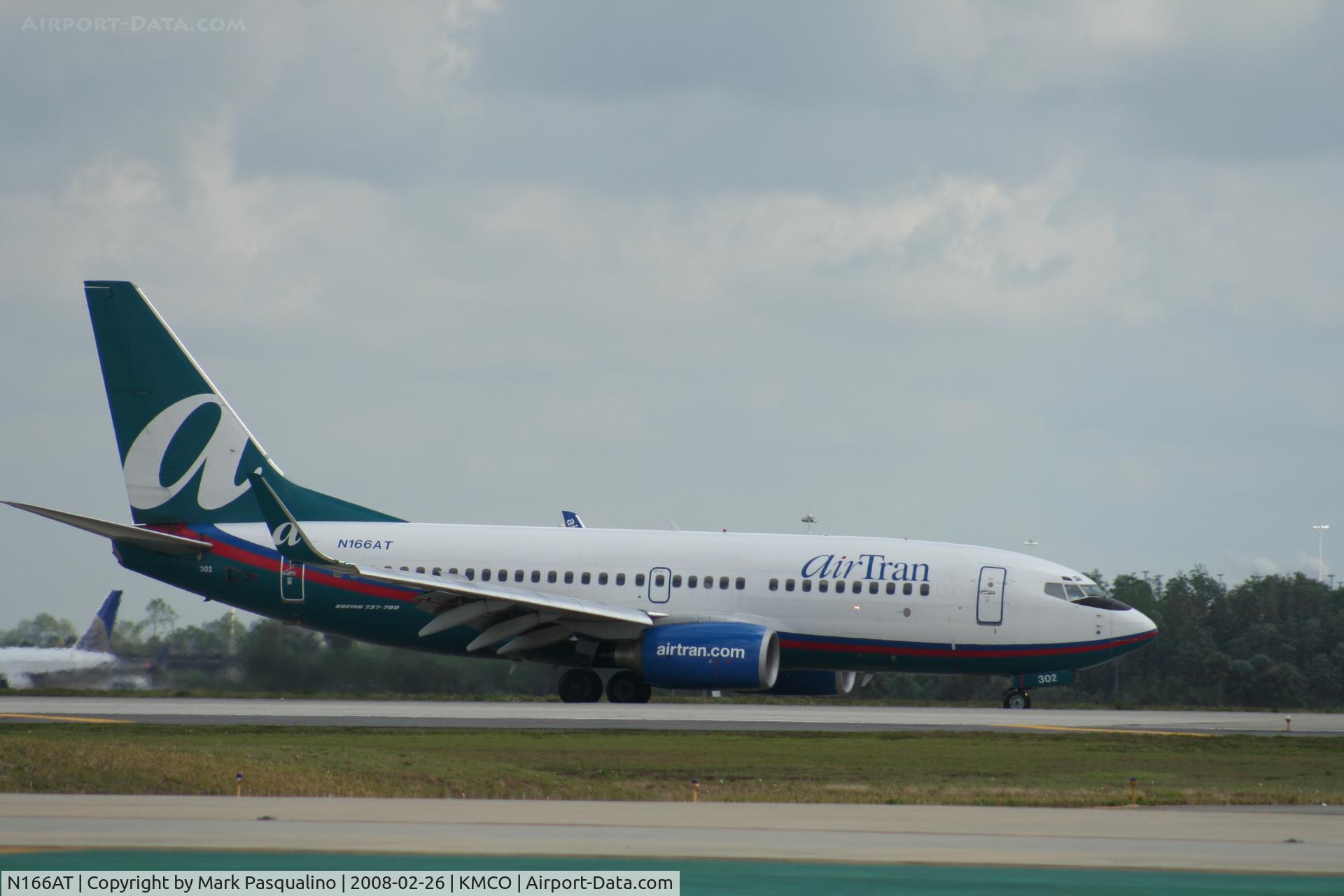 N166AT, 2004 Boeing 737-7BD C/N 33917, Boeing 737-700