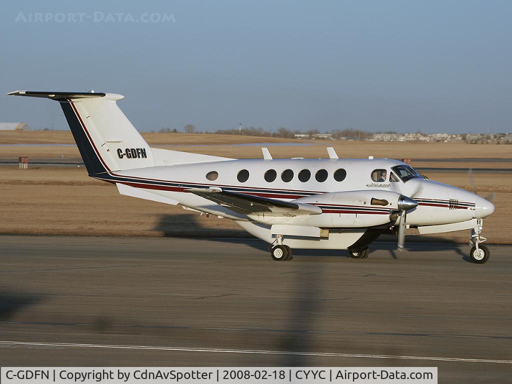 C-GDFN, 1978 Beech 200 C/N BB-359, Taxiing on Alpha to the Shell Apron