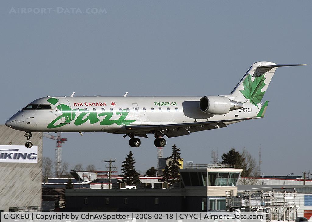 C-GKEU, 2000 Bombardier CRJ-200ER (CL-600-2B19) C/N 7376, About to land on Rwy 34