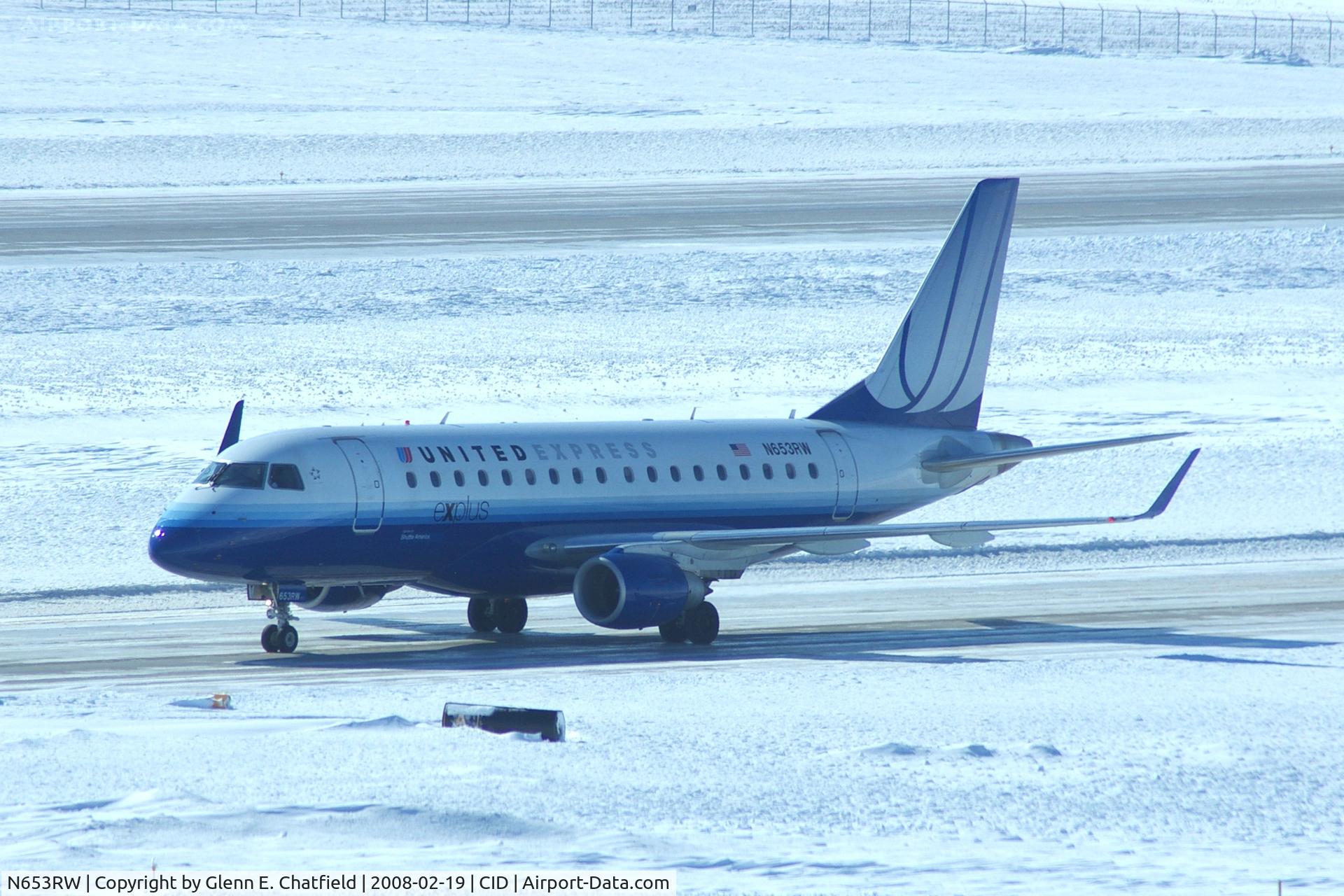 N653RW, 2005 Embraer 170SE (ERJ-170-100SE) C/N 17000076, Taxiing to the gate