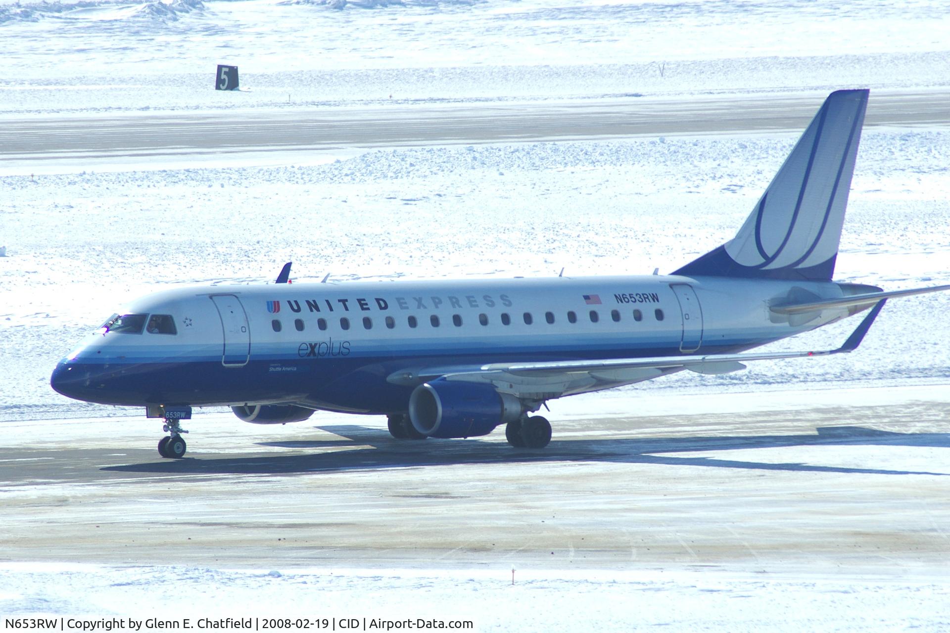 N653RW, 2005 Embraer 170SE (ERJ-170-100SE) C/N 17000076, Taxiing to the gate