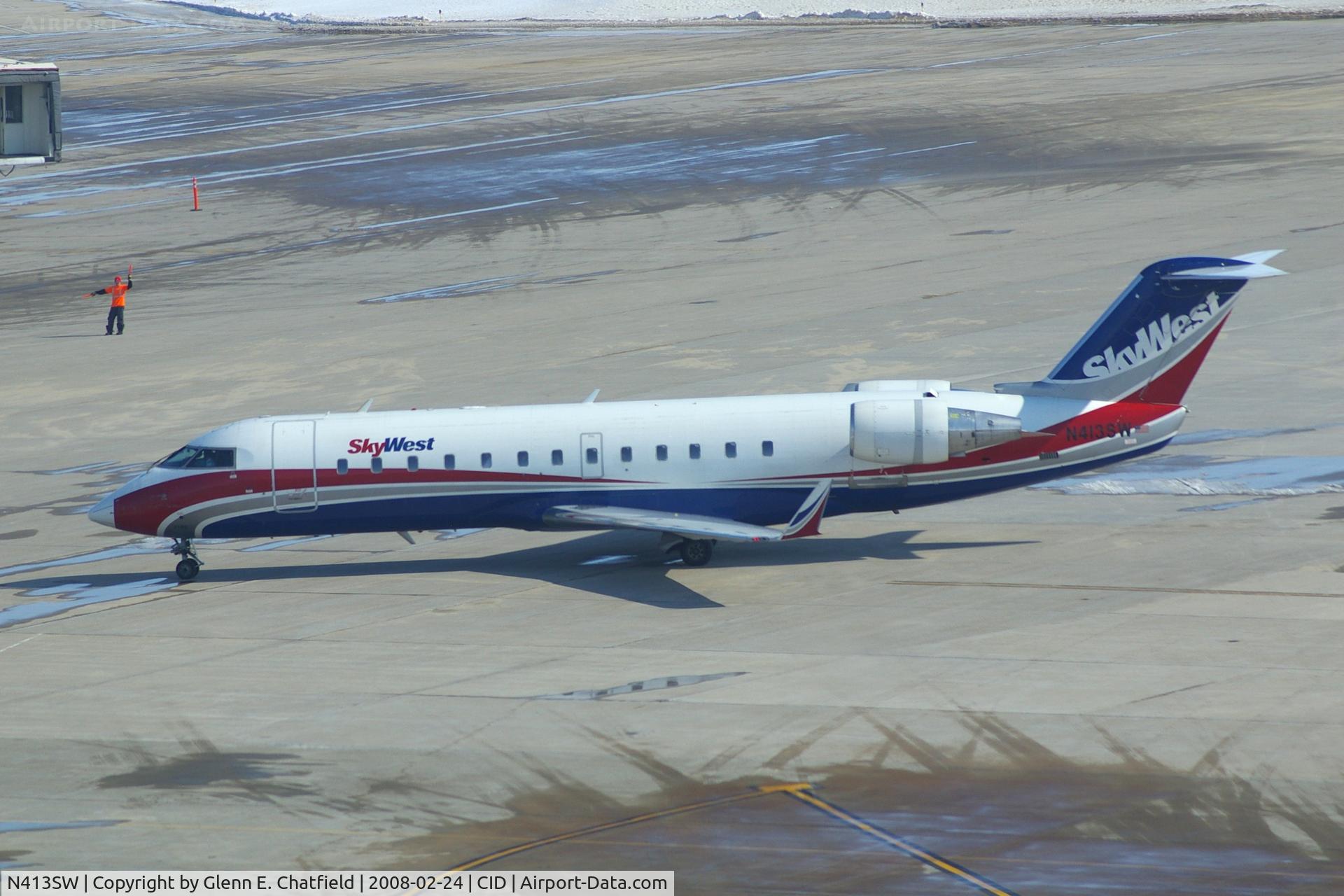 N413SW, 1996 Canadair CL-600-2B19 Regional Jet CRJ-100LR C/N 7102, Taxiing to the gate