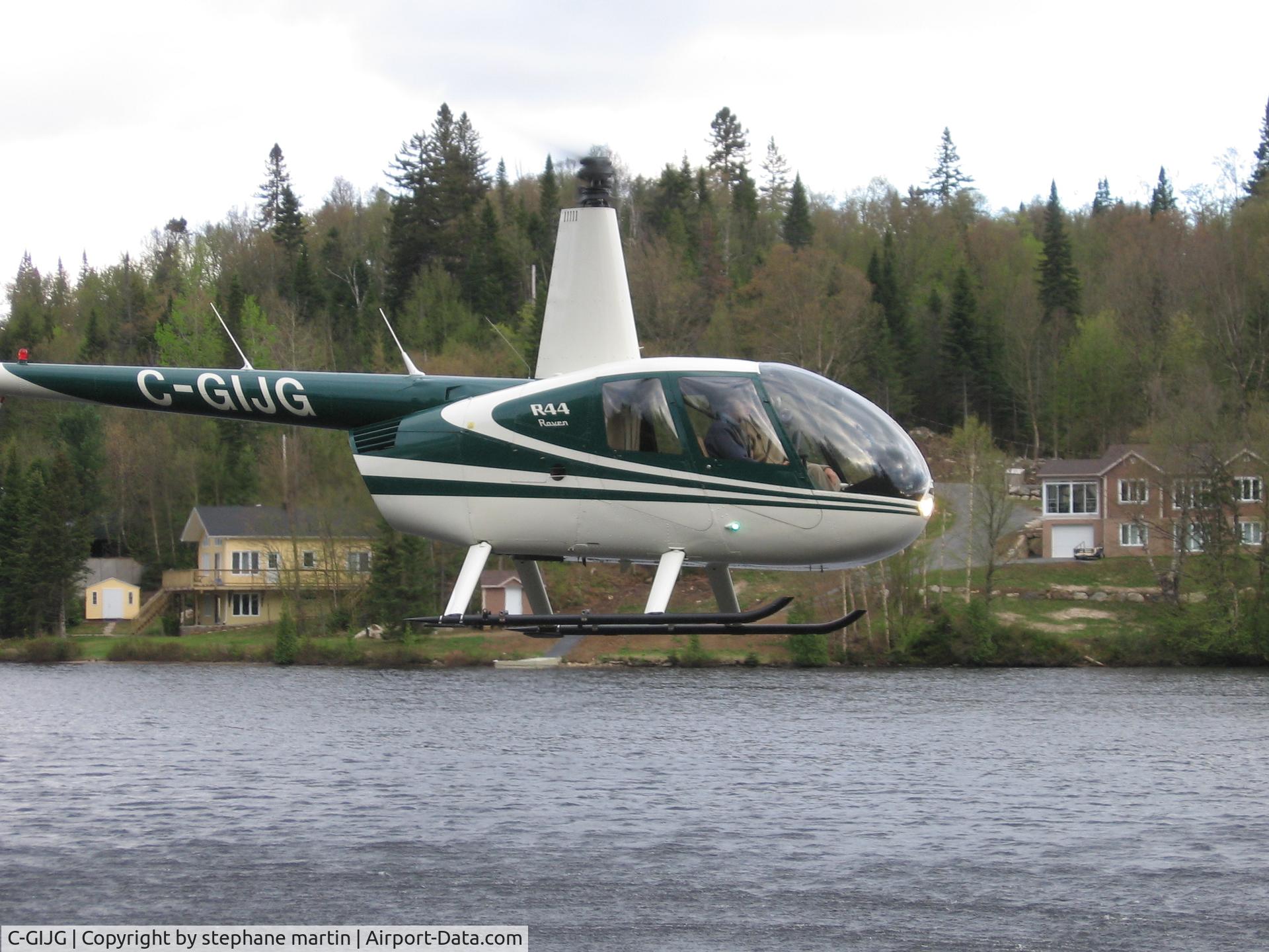 C-GIJG, 2001 Robinson R44 C/N 1025, au dessus du lac papineau