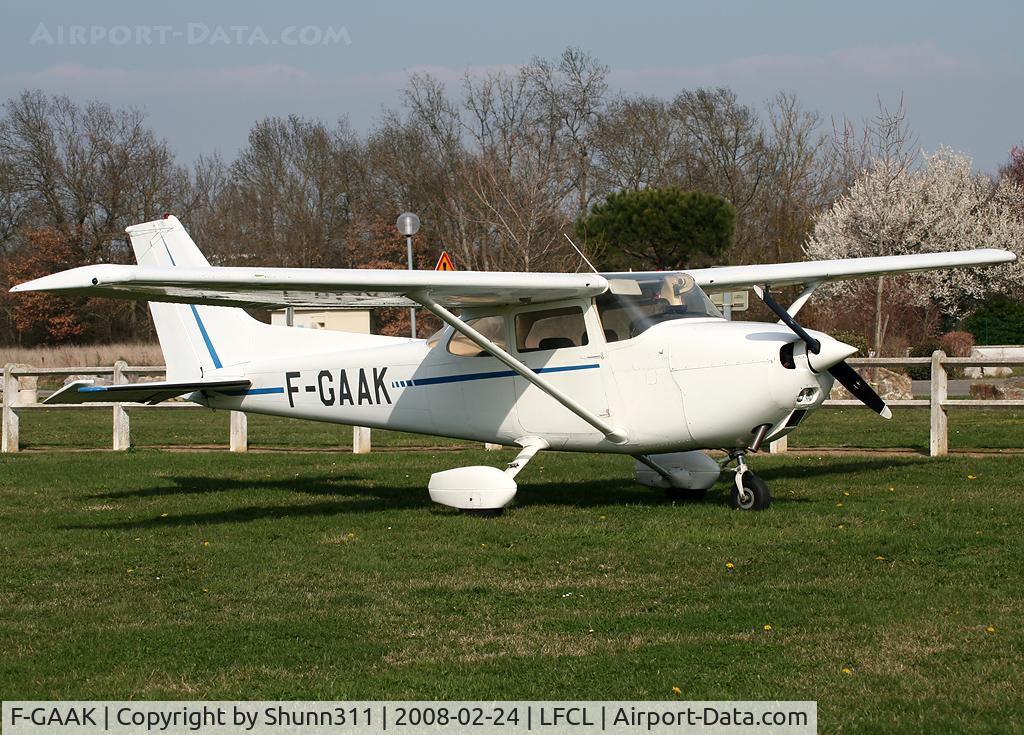 F-GAAK, Reims F172M Skyhawk Skyhawk C/N 1465, Parked on the grass
