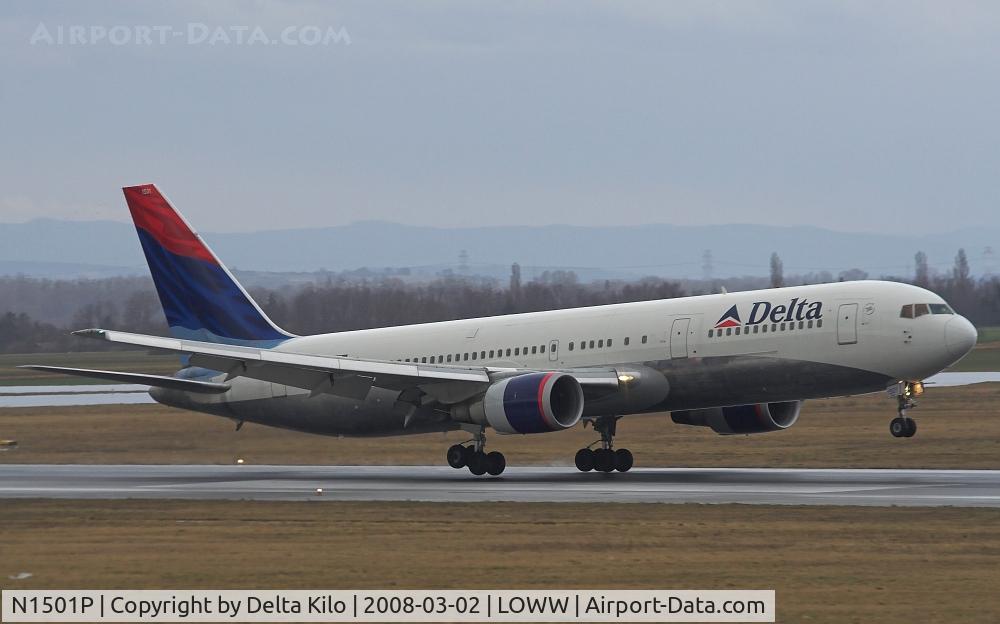 N1501P, 1990 Boeing 767-3P6 C/N 24983, Delta Boeing 767 touch down RWY 34