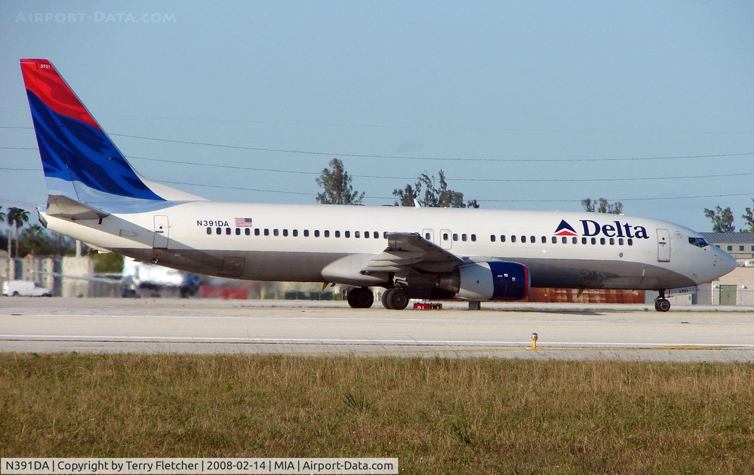 N391DA, 2000 Boeing 737-832 C/N 30560, Delta B737 about to depart Miami