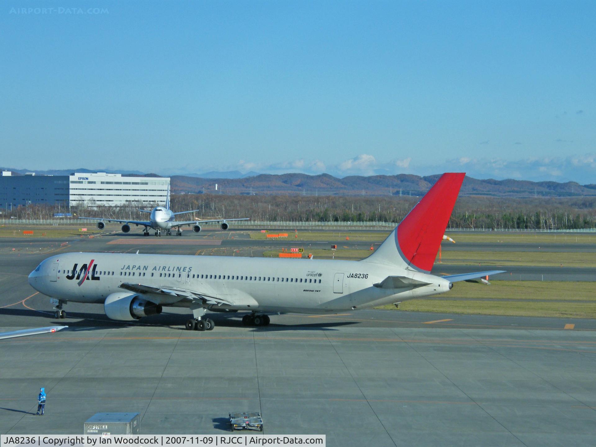 JA8236, Boeing 767-346 C/N 23215, Boeing 767-346/JAL/Chitose