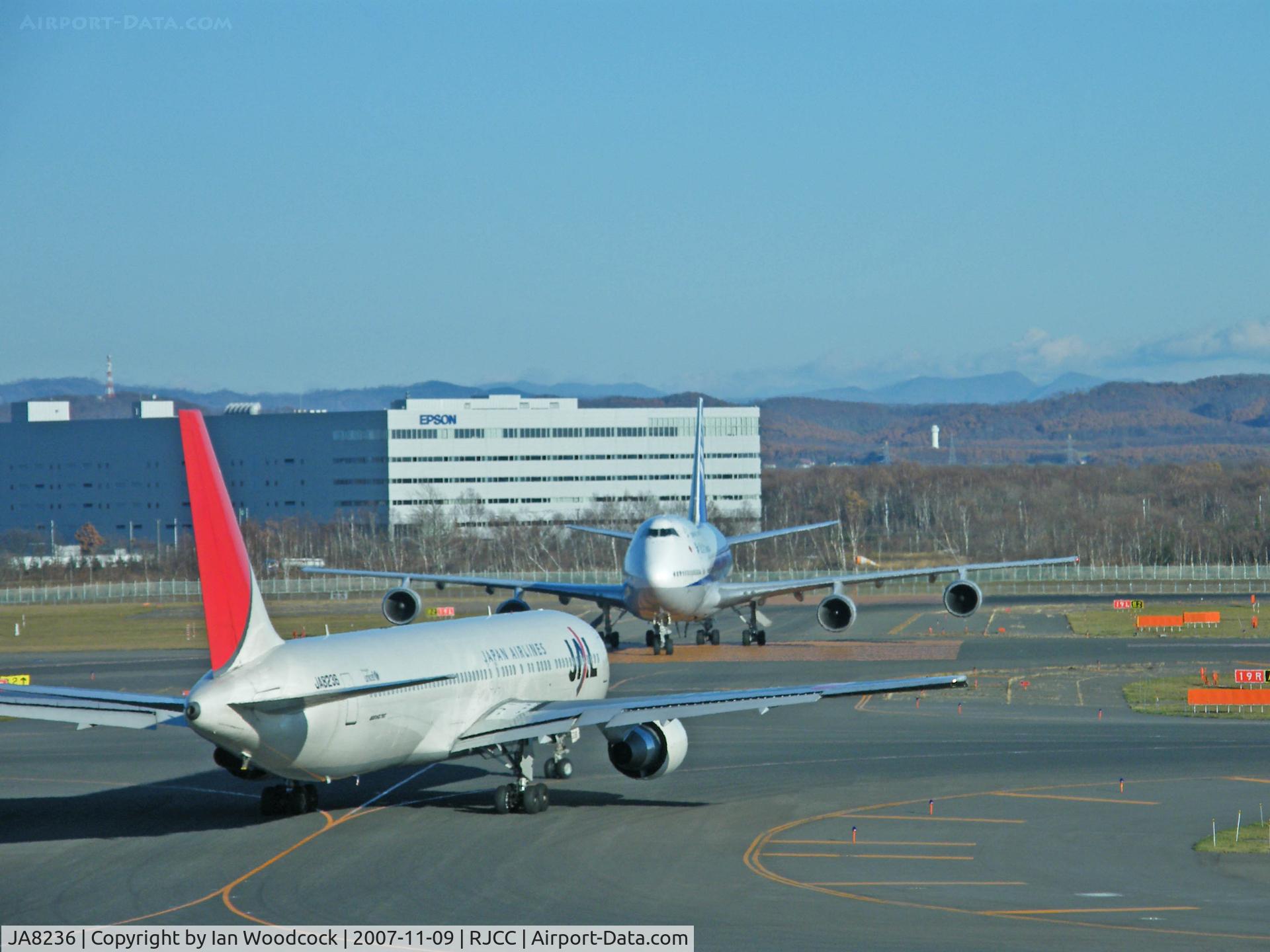 JA8236, Boeing 767-346 C/N 23215, Boeing 767-346/JAL/Chitose