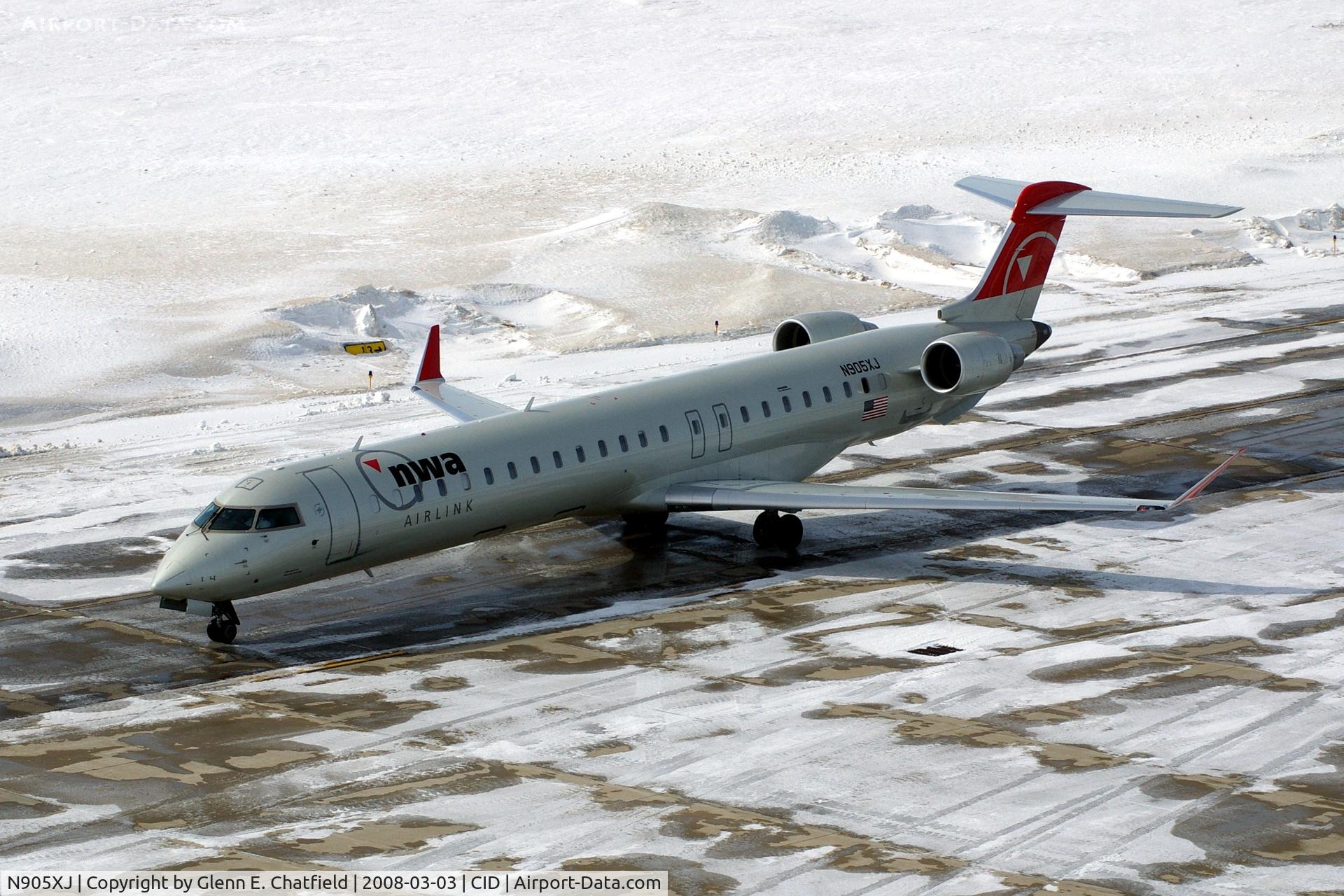 N905XJ, 2007 Bombardier CRJ-900 (CL-600-2D24) C/N 15137, Taxiing below the control tower