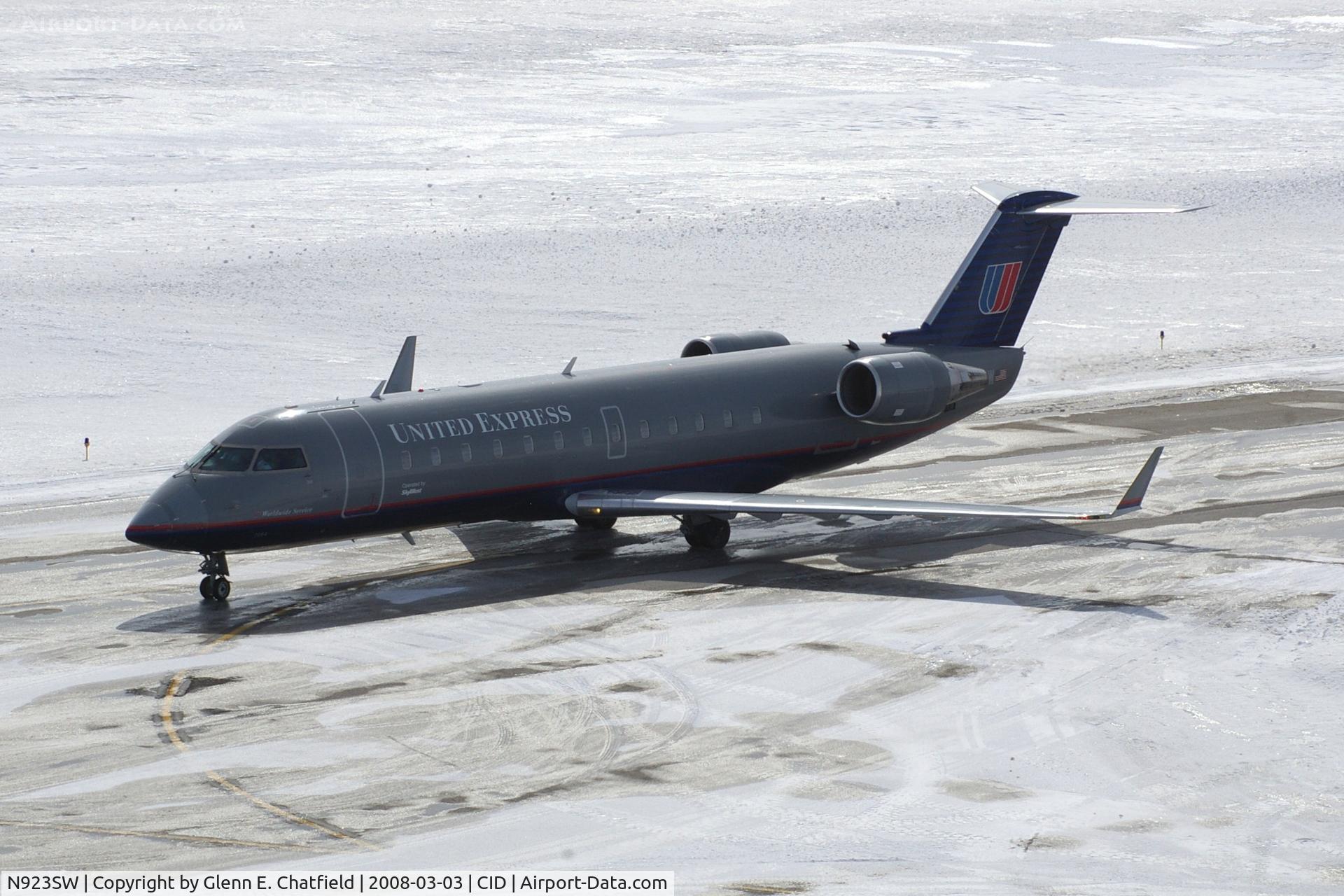 N923SW, 2002 Bombardier CRJ-200LR (CL-600-2B19) C/N 7664, Taxiing to the gate