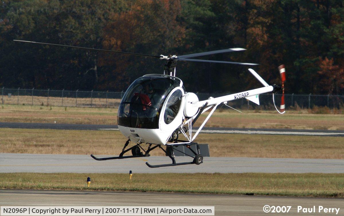 N2096P, 2004 Schweizer 269C-1 C/N 0188, Easing up into the hover